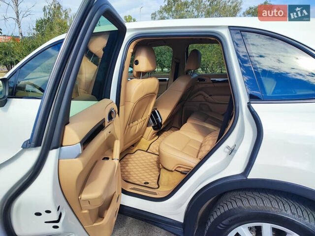 Белый Порше Каен, объемом двигателя 3.6 л и пробегом 120 тыс. км за 18500 $, фото 7 на Automoto.ua