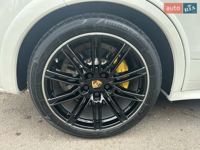 Білий Порше Cayenne, об'ємом двигуна 4.81 л та пробігом 194 тис. км за 21700 $, фото 13 на Automoto.ua