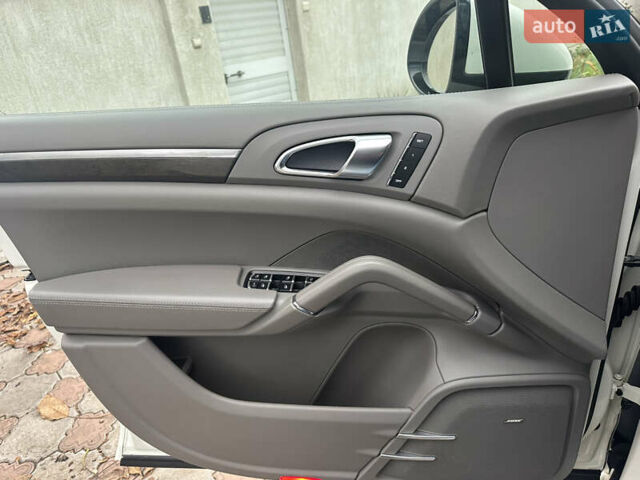 Білий Порше Cayenne, об'ємом двигуна 4.81 л та пробігом 194 тис. км за 21700 $, фото 24 на Automoto.ua