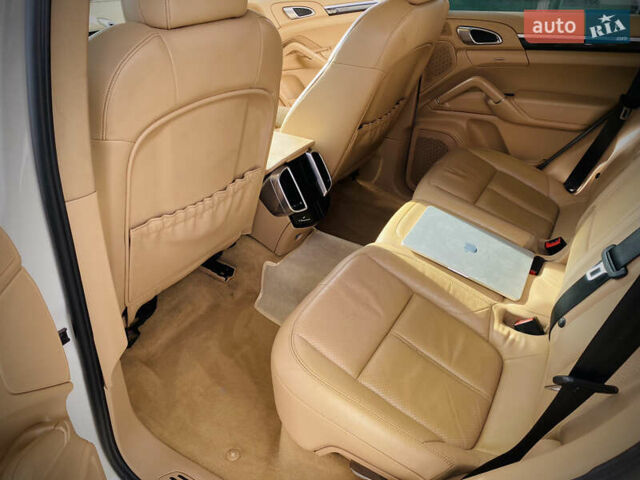 Белый Порше Каен, объемом двигателя 3.6 л и пробегом 255 тыс. км за 17500 $, фото 12 на Automoto.ua