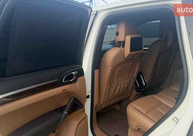 Білий Порше Cayenne, об'ємом двигуна 3 л та пробігом 229 тис. км за 19500 $, фото 13 на Automoto.ua