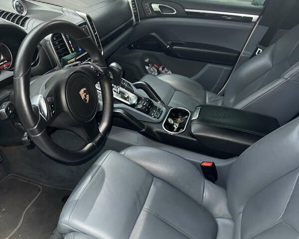 Білий Порше Cayenne, об'ємом двигуна 4.81 л та пробігом 197 тис. км за 18500 $, фото 6 на Automoto.ua