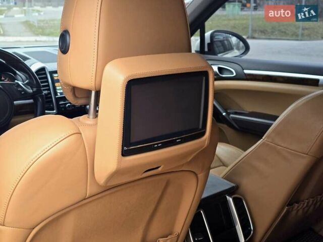 Білий Порше Cayenne, об'ємом двигуна 3 л та пробігом 225 тис. км за 16500 $, фото 25 на Automoto.ua