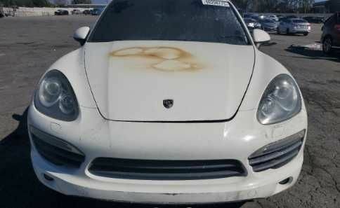 Белый Порше Каен, объемом двигателя 4.8 л и пробегом 195 тыс. км за 6855 $, фото 4 на Automoto.ua