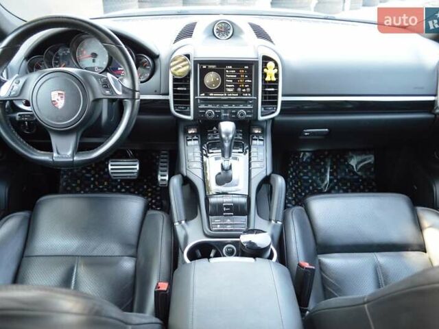 Білий Порше Cayenne, об'ємом двигуна 3 л та пробігом 122 тис. км за 23500 $, фото 27 на Automoto.ua
