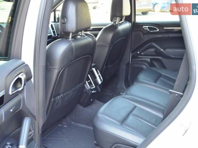 Білий Порше Cayenne, об'ємом двигуна 3 л та пробігом 122 тис. км за 23500 $, фото 49 на Automoto.ua