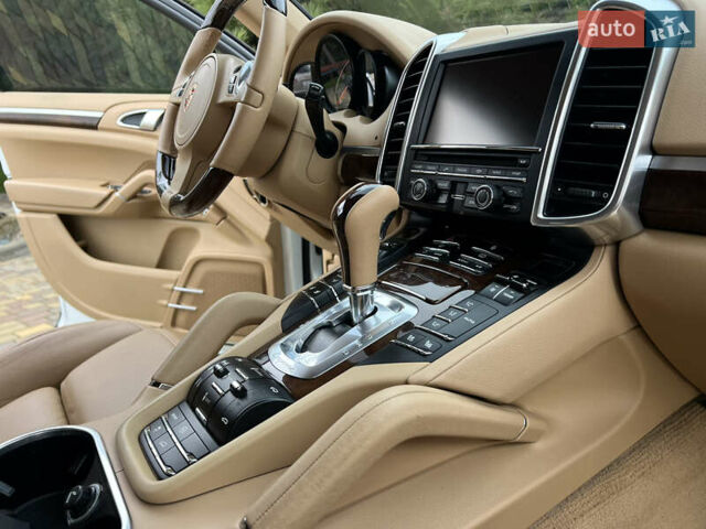 Белый Порше Каен, объемом двигателя 3.6 л и пробегом 175 тыс. км за 16700 $, фото 19 на Automoto.ua