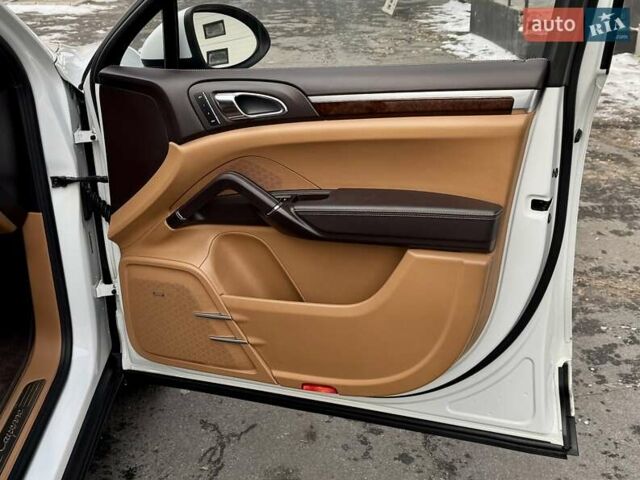 Белый Порше Каен, объемом двигателя 2.97 л и пробегом 170 тыс. км за 24900 $, фото 12 на Automoto.ua