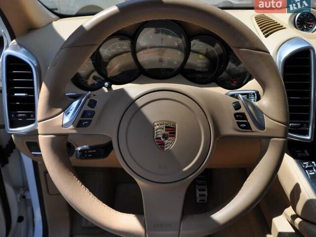 Белый Порше Каен, объемом двигателя 3 л и пробегом 130 тыс. км за 20000 $, фото 31 на Automoto.ua