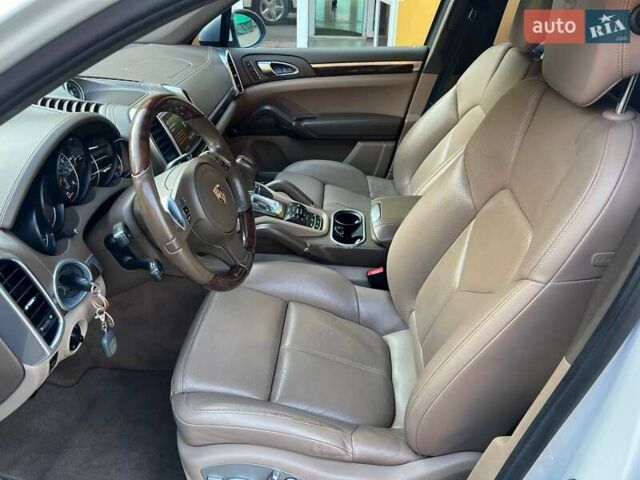 Белый Порше Каен, объемом двигателя 3.6 л и пробегом 300 тыс. км за 13500 $, фото 2 на Automoto.ua