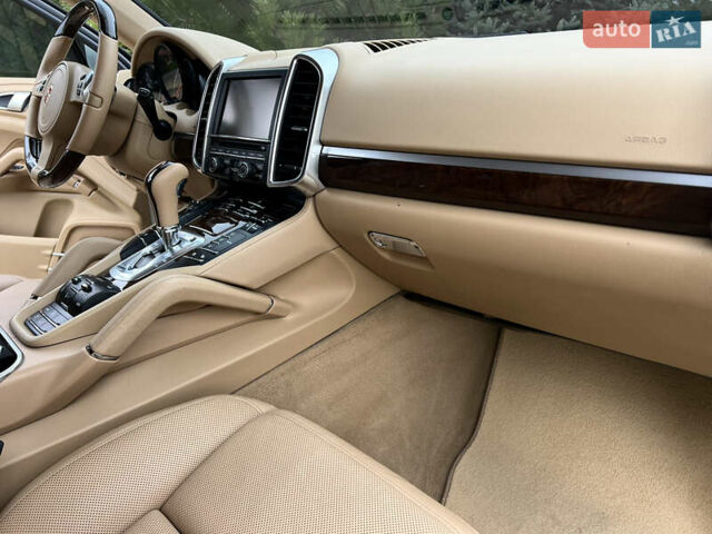 Белый Порше Каен, объемом двигателя 3.6 л и пробегом 175 тыс. км за 16700 $, фото 18 на Automoto.ua