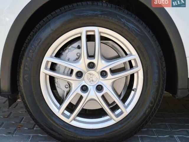 Білий Порше Cayenne, об'ємом двигуна 3 л та пробігом 122 тис. км за 23500 $, фото 16 на Automoto.ua