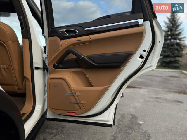 Белый Порше Каен, объемом двигателя 4.81 л и пробегом 133 тыс. км за 22000 $, фото 13 на Automoto.ua