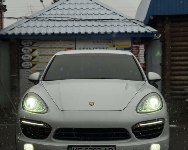 Белый Порше Каен, объемом двигателя 3 л и пробегом 204 тыс. км за 20000 $, фото 1 на Automoto.ua