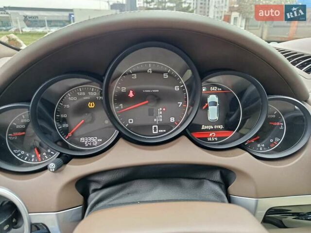 Белый Порше Каен, объемом двигателя 3.6 л и пробегом 193 тыс. км за 24500 $, фото 24 на Automoto.ua