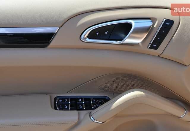 Белый Порше Каен, объемом двигателя 3 л и пробегом 130 тыс. км за 20000 $, фото 24 на Automoto.ua