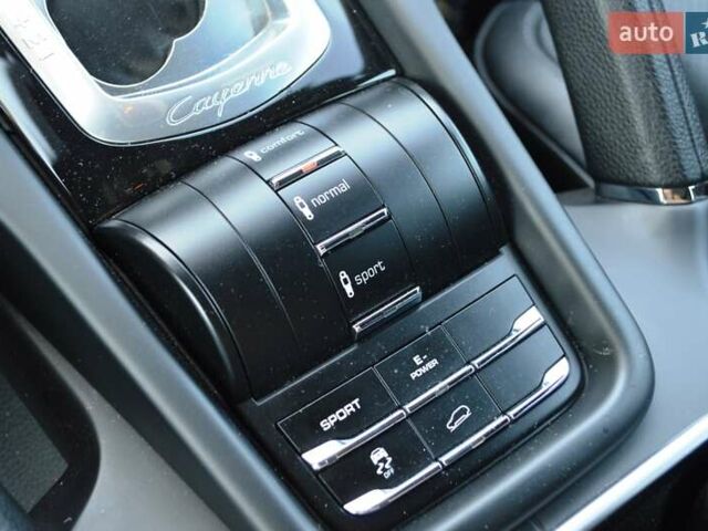 Білий Порше Cayenne, об'ємом двигуна 3 л та пробігом 122 тис. км за 23500 $, фото 42 на Automoto.ua