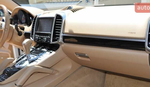 Белый Порше Каен, объемом двигателя 3 л и пробегом 130 тыс. км за 20000 $, фото 20 на Automoto.ua