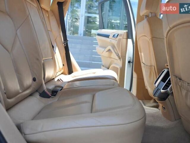 Белый Порше Каен, объемом двигателя 3 л и пробегом 130 тыс. км за 20000 $, фото 17 на Automoto.ua