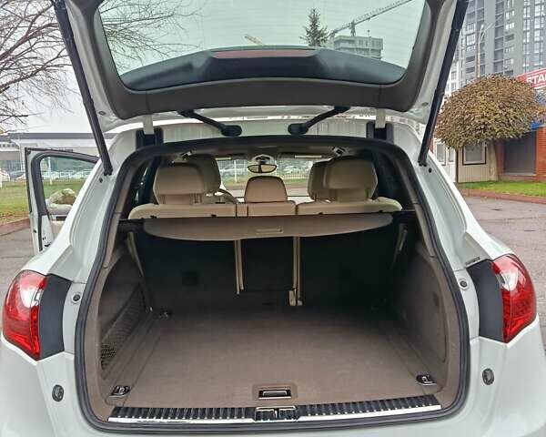 Белый Порше Каен, объемом двигателя 3.6 л и пробегом 193 тыс. км за 24500 $, фото 16 на Automoto.ua