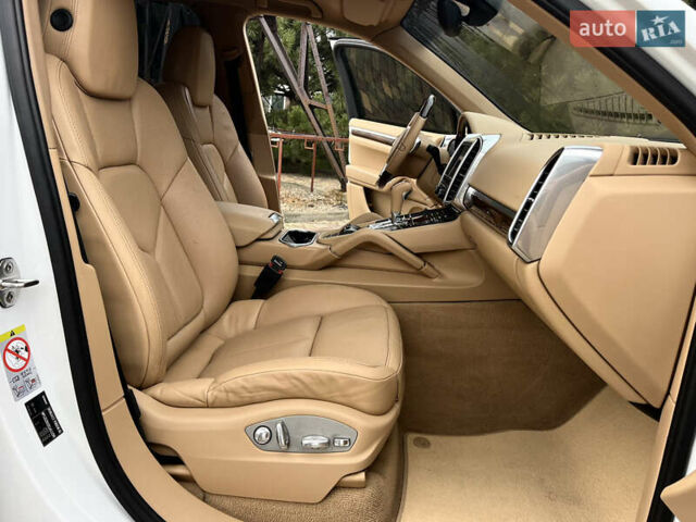 Белый Порше Каен, объемом двигателя 3.6 л и пробегом 175 тыс. км за 16700 $, фото 16 на Automoto.ua