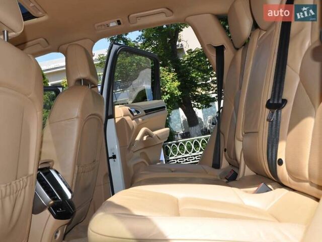 Белый Порше Каен, объемом двигателя 3 л и пробегом 130 тыс. км за 20000 $, фото 16 на Automoto.ua