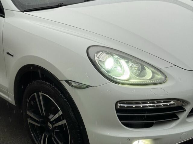 Белый Порше Каен, объемом двигателя 3 л и пробегом 200 тыс. км за 21500 $, фото 3 на Automoto.ua