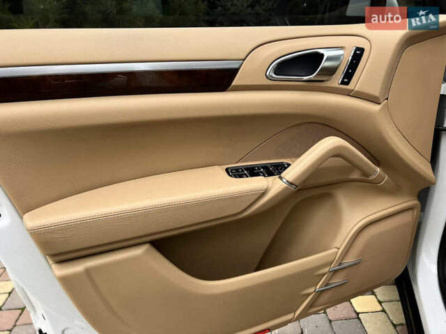 Белый Порше Каен, объемом двигателя 3.6 л и пробегом 175 тыс. км за 16700 $, фото 14 на Automoto.ua