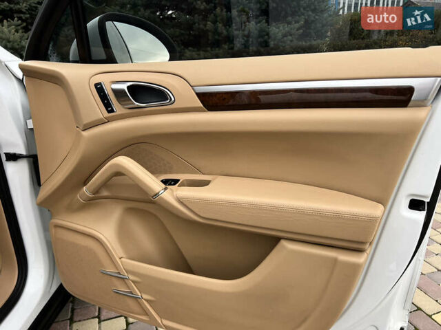 Белый Порше Каен, объемом двигателя 3.6 л и пробегом 175 тыс. км за 16700 $, фото 10 на Automoto.ua