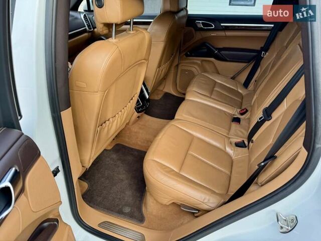 Белый Порше Каен, объемом двигателя 2.97 л и пробегом 170 тыс. км за 24900 $, фото 10 на Automoto.ua