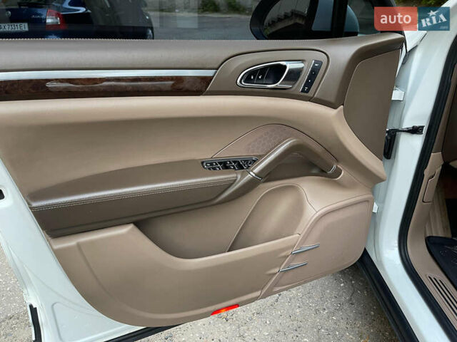 Белый Порше Каен, объемом двигателя 3 л и пробегом 190 тыс. км за 23000 $, фото 10 на Automoto.ua