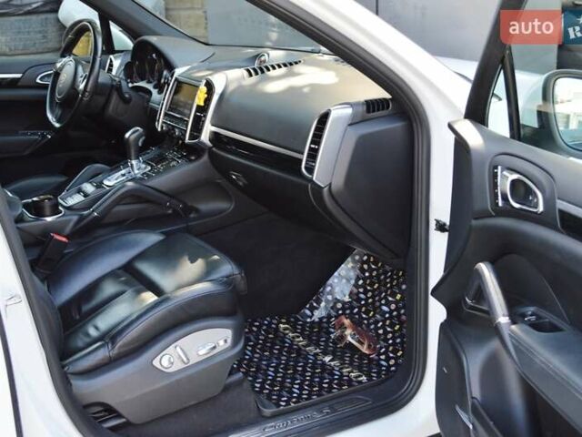 Білий Порше Cayenne, об'ємом двигуна 3 л та пробігом 122 тис. км за 23500 $, фото 44 на Automoto.ua