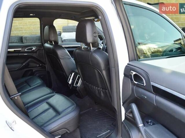 Білий Порше Cayenne, об'ємом двигуна 3 л та пробігом 122 тис. км за 23500 $, фото 47 на Automoto.ua