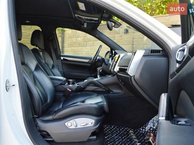 Білий Порше Cayenne, об'ємом двигуна 3 л та пробігом 122 тис. км за 23500 $, фото 45 на Automoto.ua