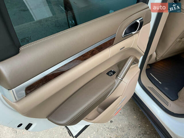 Белый Порше Каен, объемом двигателя 3 л и пробегом 190 тыс. км за 23000 $, фото 13 на Automoto.ua