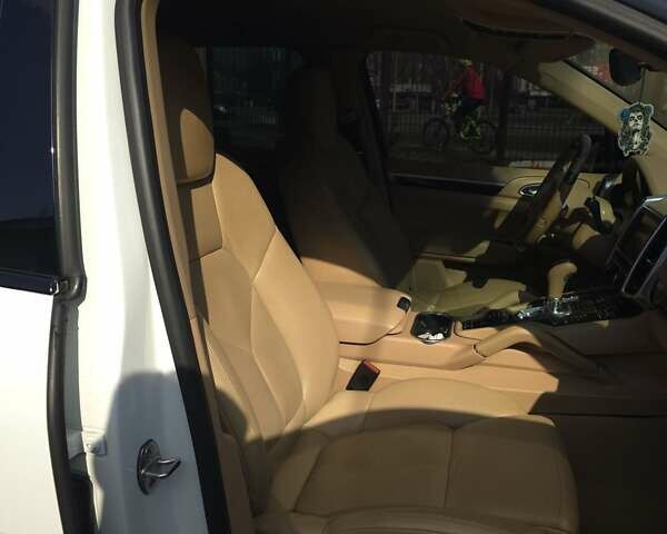 Білий Порше Cayenne, об'ємом двигуна 3 л та пробігом 190 тис. км за 22000 $, фото 14 на Automoto.ua
