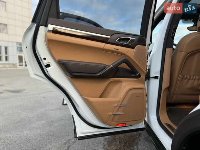 Белый Порше Каен, объемом двигателя 4.81 л и пробегом 133 тыс. км за 22000 $, фото 6 на Automoto.ua