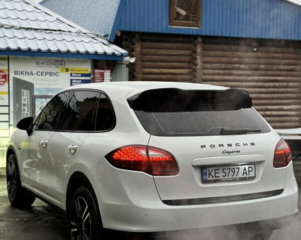 Белый Порше Каен, объемом двигателя 3 л и пробегом 204 тыс. км за 20000 $, фото 10 на Automoto.ua