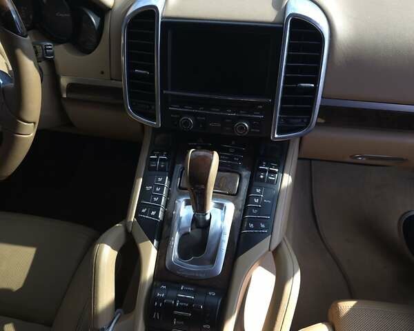 Білий Порше Cayenne, об'ємом двигуна 3 л та пробігом 190 тис. км за 22000 $, фото 5 на Automoto.ua