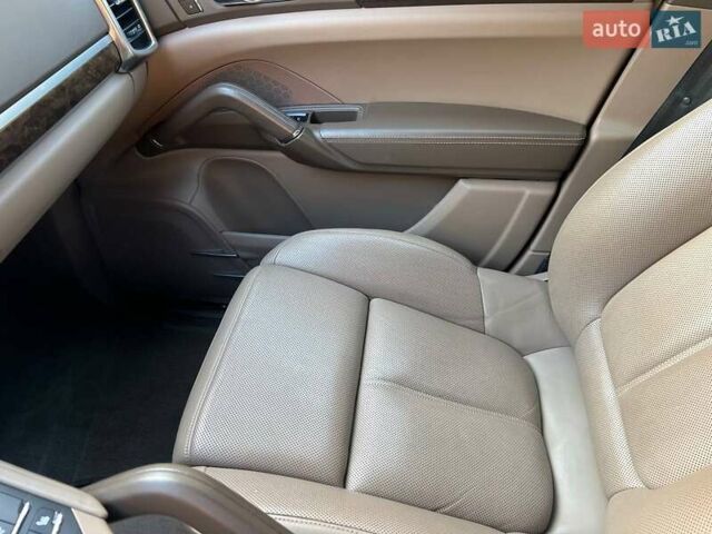 Белый Порше Каен, объемом двигателя 3.6 л и пробегом 300 тыс. км за 13500 $, фото 14 на Automoto.ua