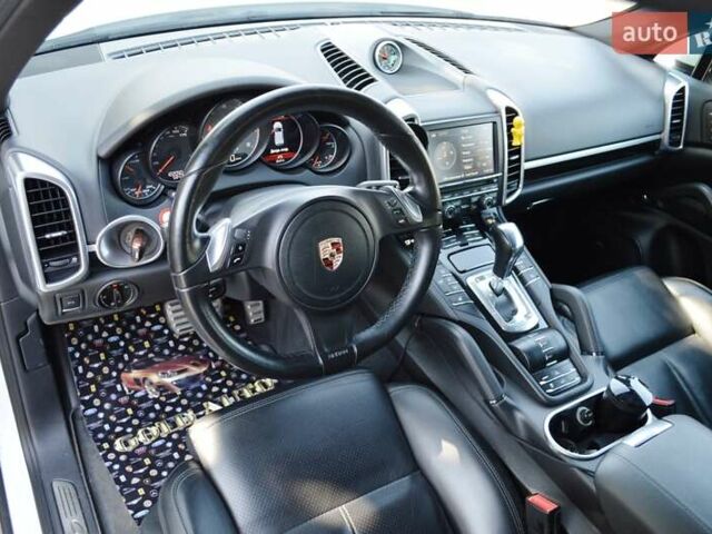 Білий Порше Cayenne, об'ємом двигуна 3 л та пробігом 122 тис. км за 23500 $, фото 26 на Automoto.ua
