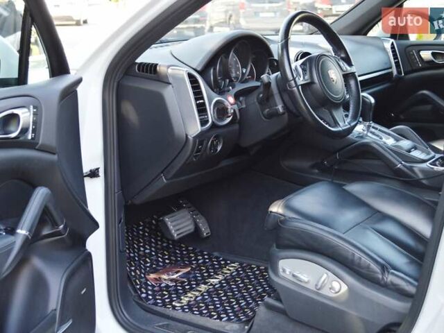 Білий Порше Cayenne, об'ємом двигуна 3 л та пробігом 122 тис. км за 23500 $, фото 20 на Automoto.ua