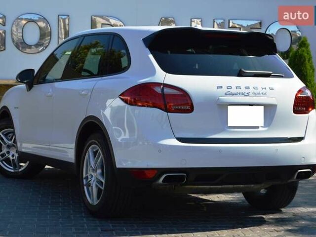 Білий Порше Cayenne, об'ємом двигуна 3 л та пробігом 122 тис. км за 23500 $, фото 3 на Automoto.ua