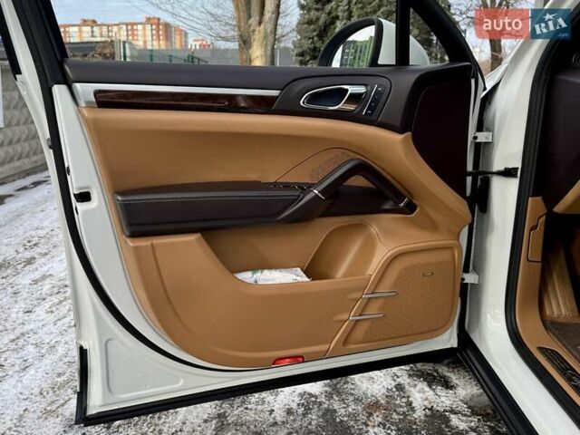 Белый Порше Каен, объемом двигателя 2.97 л и пробегом 170 тыс. км за 24900 $, фото 9 на Automoto.ua