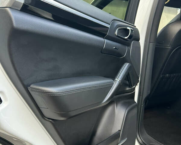 Белый Порше Каен, объемом двигателя 3 л и пробегом 179 тыс. км за 23500 $, фото 19 на Automoto.ua