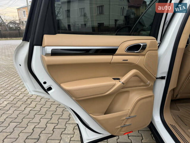 Белый Порше Каен, объемом двигателя 3 л и пробегом 136 тыс. км за 19900 $, фото 35 на Automoto.ua