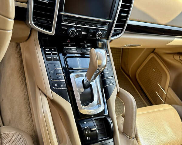 Білий Порше Cayenne, об'ємом двигуна 3 л та пробігом 176 тис. км за 21800 $, фото 8 на Automoto.ua