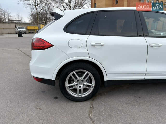 Белый Порше Каен, объемом двигателя 3.6 л и пробегом 249 тыс. км за 16000 $, фото 6 на Automoto.ua