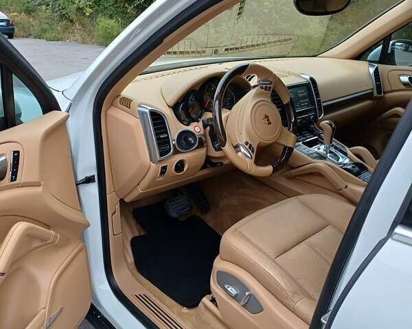 Белый Порше Каен, объемом двигателя 2.97 л и пробегом 167 тыс. км за 21000 $, фото 3 на Automoto.ua