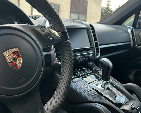 Белый Порше Каен, объемом двигателя 3 л и пробегом 179 тыс. км за 23500 $, фото 12 на Automoto.ua